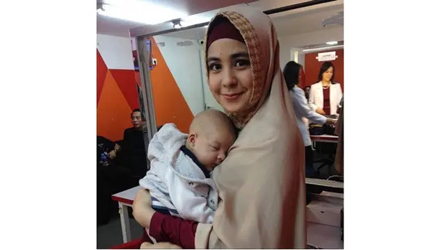5 Seleb Ini Juga Pernah Tak Mau Publikasikan Wajah Anaknya