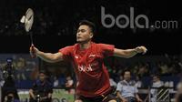 Pebulutangksi Indonesia Tontowi Ahmad mengahadapi pasangan Korea, Kim Dukyoung/Kim Ha Na di Indonesia Open 2017 di JCC, Selasa (13/6/2017). Ganda Campuran Indonesia itu menang dengan skor 19-21, 21-19, dan 21-18. (Bola.com/M Iqbal Ichsan)