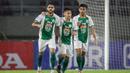 Pemain PSS Sleman, Eduardo Junior (Juninho/kiri) melakukan selebrasi usai mencetak gol penyeimbang 2-2 ke gawang PSM Makassar dalam laga pekan ke-12 BRI Liga 1 2021/2022 di Stadion Manahan, Solo, Kamis (18/11/2021). (Bola.com/Bagaskara Lazuardi)