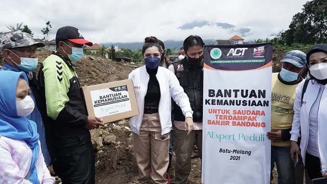 Datang Langsung Ke Posko, Ini 7 Momen Ashanty Beri Bantuan Ke Korban Bancana Semeru