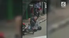 Salah seorang Polisi menyamar sebagai preman untuk menangkap pelaku begal di Tomang.