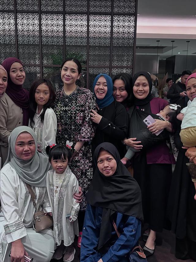 6 Potret Nagita Slavina Bukber Bareng Karyawan, Rafathar dan Rayyanza Ikut Ramaikan