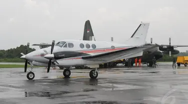 Pesawat jenis Cessna asal Singapura saat diamankan di Pangkalan Udara (Lanud) Supadio, Pontianak, Kalimantan Barat, Selasa (28/10/2014). (Liputan6.com/Raden AMP)