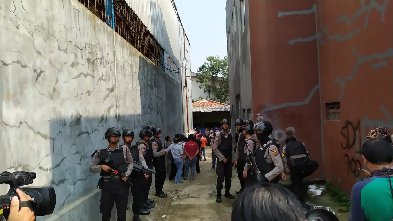 Jalan menuju rumah terduga teroris E di Cibinong, Bogor dijaga ketat pada Sabtu (18/5/2019).
