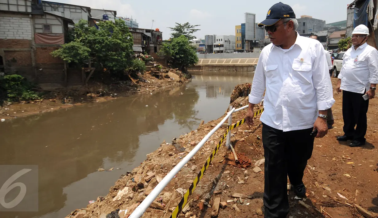 Menteri PUPR, Basuki Hadimoeljono meninjau proyek normalisasi kali Ciliwung di Kampung Pulo, Jakarta, Senin (12/10/2015). Menteri PUPR, Basuki Hadimoeljono melihat langsung kondisi pembangunan turap di sisi kali Ciliwung. (Liputan6.com/Helmi Fithriansyah)