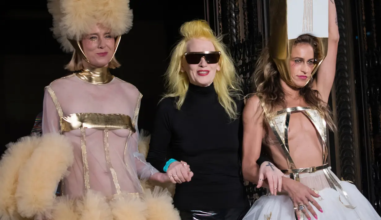 Desainer Pam Hogg (tengah) bersama Penyanyi Roisin Murphy (kiri) dan Model Alice Dellal berjalan di atas catwalk selama pertunjukan busana Spring / Summer 2019 di London Fashion Week di London, (14/9). (Photo by Vianney Le Caer/Invision/AP)
