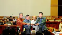 Ketua Komisi III DPR Aziz Syamsuddin bersama Wakil Ketua Desmon J Mahesa, Mulfachri Harahap, dan Benny K Harman (kanan ke kiri) berfoto bersama usai rapat pemilihan di Jakarta, Rabu (29/10/2014). (Liputan6.com/Andrian M Tunay)