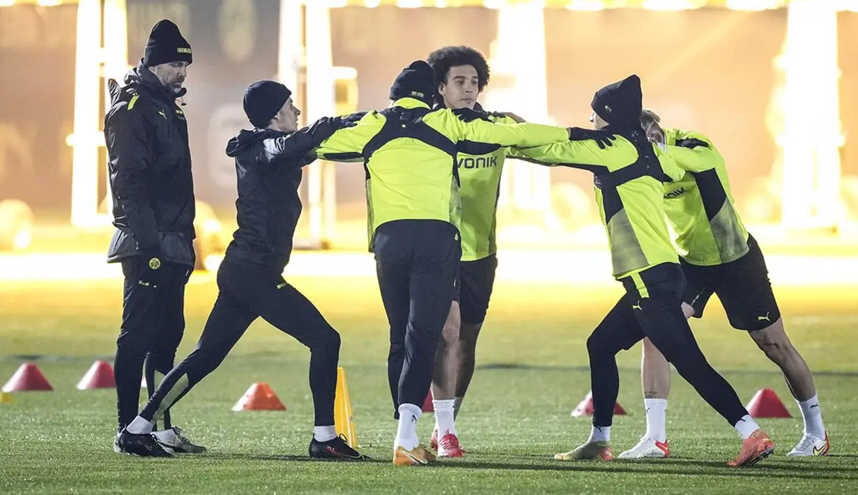 Pelatih Borussia Dortmund Marco Rose (kiri) menyaksikan para pemainnya berolahraga saat sesi latihan terakhir jelang menghadapi Besiktas Istanbul pada pertandingan Grup C Liga Champions di Dortmund, Jerman, 6 Desember 2021. (AP Photo/Martin Meissner)