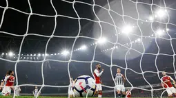 Penyerang Arsenal, Alexandre Lacazette berselebrasi setelah  mencetak gol ke gawang West Bromwich Albion dalam lanjutan Liga Primer Inggris di Emirates, Senin (25/9). Lacazette menjadi pahlawan dengan dua gol yang dicetaknya. (AP Photo/Alastair Grant)