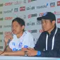 Pelatih Arema FC Joko Susilo (kanan) belum puas dengan penampilan timnya meski menang 2-0 atas Persegres Gresik United di Stadion Kanjuruhan, Malang, Rabu (25/10/2017) malam WIB. (Liputan6.com/Rana Adwa)