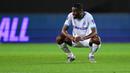 Pemain Marseille, Faris Moumbagna, tampak kecewa setelah ditaklukkan Atlanta pada laga semifinal Liga Europa di Bergamo, Italia, Jumat (10/5/2024). (AFP/Marco Bertorello)