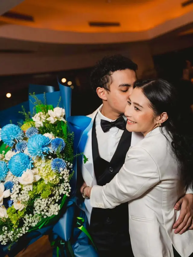 6 Gaya Prilly Latuconsina di Premiere 'Tinggal Meninggal', Kompak Bareng Keluarga Omara Esteghlal