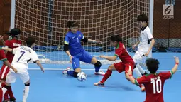 Kiper timnas futsal putri Indonesia Citra Adisti menghadang tendangan bola lawan saat berlaga melawan Thailand dalam laga ketiga futsal SEA Games 2017 di Shah Alam, Selangor, Malaysia, Jumat (25/8). (Liputan6.com/Faizal Fanani)