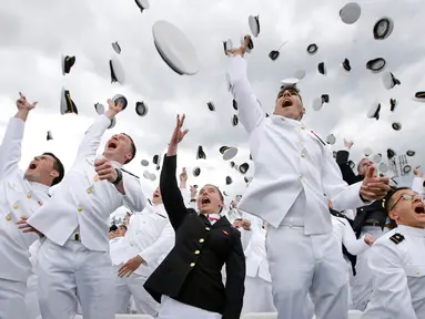 Lulusan US Naval Academy melemparkan topinya ke udara usai upacara kelulusan di Annapolis, Maryland, (26/5). Akademi ini didirikan 10 Oktober 1845, dan sering hanya disebut "Anapolis". (AP Photo / Patrick Semansky)