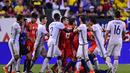 Pemain Cile bersitegang dengan pemain Kolombia pada laga semifinal Copa America Centenario 2016 di Stadion Soldier Field, Chicago, AS, Kamis (23/6/2016) pagi WIB. (AFP/Alfredo Estrella)