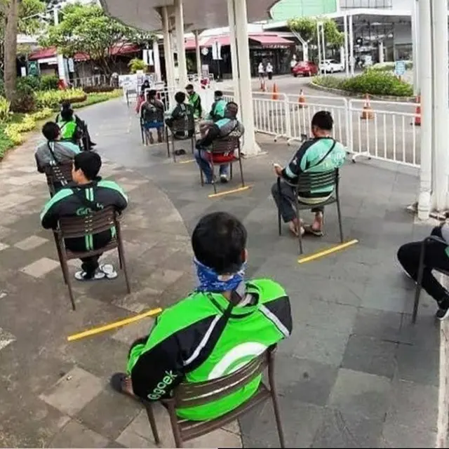 cara nyeleneh orang lakukan physical distancing