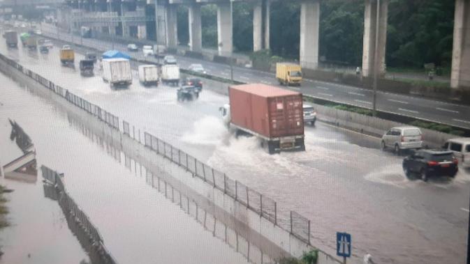 Banjir di ruas TJakarta-Cikampek akibat hujan deras yang mengguyur sejak Sabtu (20/2/2021) dini hari. (Foto: Istimewa)