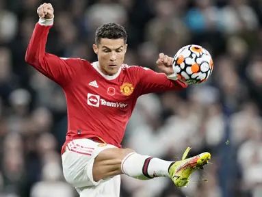 Manchester United berpesta kala bertandang di markas Tottenham Hotspur dalam lanjutan Liga Inggris 2021/2022. Setan Merah berhasil menumbangkan tuan rumah dengan tiga gol tanpa balas. (AP/Frank Augstein)