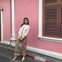 Potret Nong Poy saat pakai kebaya, salah satu busana hasil akulturasi banyak budaya. [@poydtreechad]