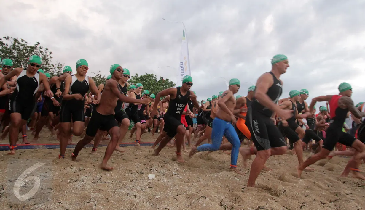 Peserta berlari saling mendahului untuk berenang di pantai pada Herbalife Bali International Triathlon 2016 di Sanur, Bali, Minggu (14/8). Kegiatan tersebut  diselenggarakan untuk mempromosikan olahraga Triathlon. (Made Anto)