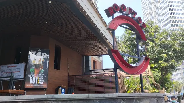 Outlet Holywings di Mega Kuningan, Jakarta Selatan telah disegel oleh Satpol PP DKI Jakarta. (Liputan6.com/