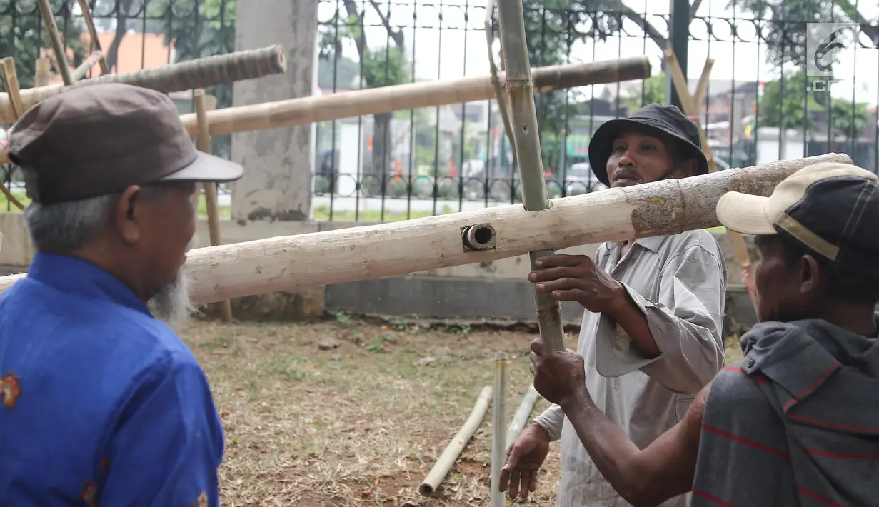 Penjual sedang mengerjakan pohon pinang yang akan dijual di kawasan Tanjung Barat, Jakarta, Kamis (8/8). Penjualan pohon Pinang untuk perlombaan panjat pinang memeriahkan peringatan HUT Kemerdekaan RI tersebut mulai marak. (Liputan6.com/Herman Zakharia)