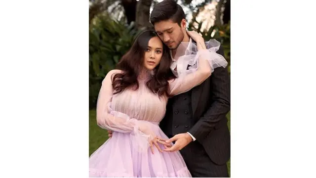 Sambil berpelukan, pemotretan Aura Kasih dan Eryck Amaral tampak semakin mesra.