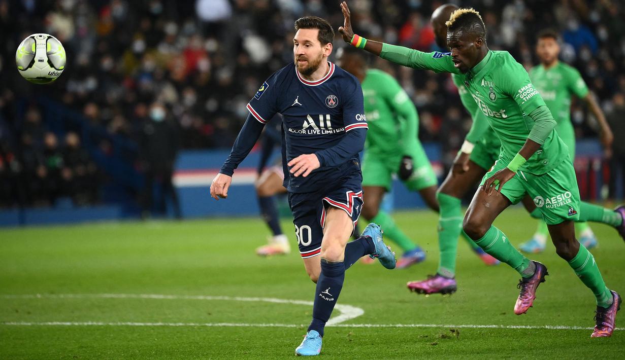 Les Parisiens tampil menekan sejak dimulainya babak pertama. Tercatat, tuan rumah mendominasi penguasaan bola hingga lebih dari 60 persen. Namun, Lionel Messi dan kolega belum mampu membuat serangan yang efektif di sepuluh menit awal babak pertama. (AFP/Franck Fife)