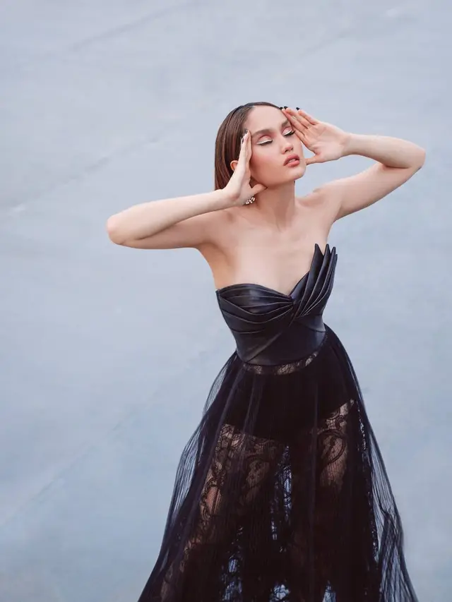6 Pesona Cinta Laura dalam Pemotretan Bertema Black Swan, Memukau