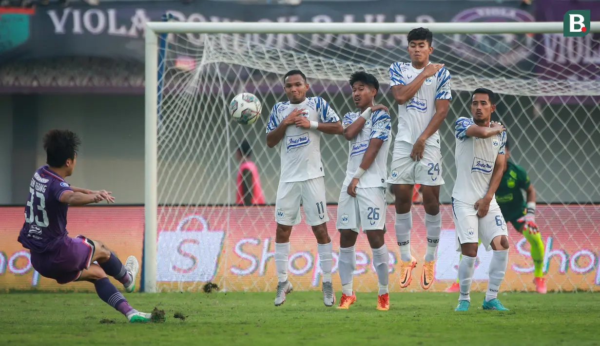 Para pemain PSIS Semarang berusaha membendung tendangan bebas pemain Persita Tangerang, Bae Sin-yeong (kiri) saat laga pekan ke-10 BRI Liga 1 2022/2023 antara Persita Tangerang melawan PSIS Semarang di Stadion Indomilk Arena, Tangerang, Rabu (14/9/2022). (Bola.com/Bagaskara Lazuardi)