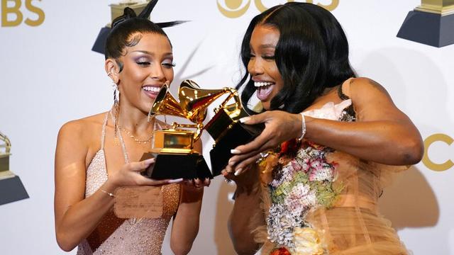 Doja Cat (kiri), dan SZA. (AP Photo/John Locher)