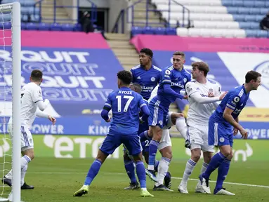 Kiper Leicester, Kasper Schmeichel (kiri) tampil apik dalam pertandingan melawan Leeds United. (Foto: AP/Pool/Tim Keeton)