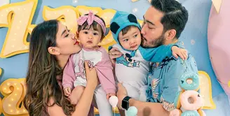 Syahnaz Sadiqah semakin menikmati perkembangan kedua anak kembarnya, Zayn Sadavir Ezhilan Ismail dan Zunaira Alessia Safaraz Ismail. Bersama sang suami, Jeje Govinda, Syahnaz kini sibuk menjadi orangtua. (Instagram/syahnazs)