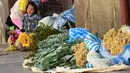 Ramuan obat tradisional yang digunakan untuk pengobatan penyakit pernapasan dijual di trotoar di Cochabamba, Bolivia pada 25 Juli 2020. Kasus infeksi virus corona dan kematian akibat COVID-19 semakin meningkat di negara Amerika Selatan tersebut. (AP Photo/Dico Solis)