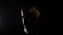 Kostum karakter Captain Phasma dalam film Star Wars ditampilkan saat pemutaran perdana film Disney di Owntown Roma (15 /12/2015). Star Wars 7 menjadi salah satu film yang paling dinanti kehadirannya di seluruh dunia. (AFP Photo/Filippo Monteforte)