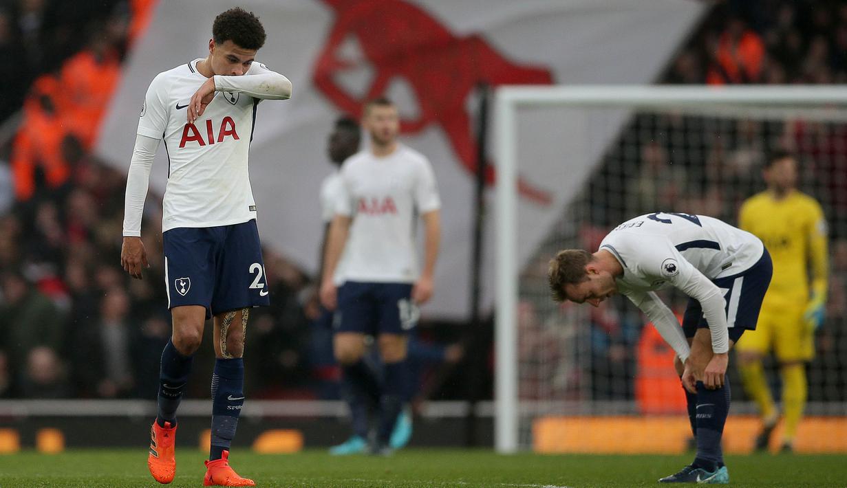 Gelandang Tottenham, Dele Alli, dan rekan-rekannya tampak kecewa usai dikalahkan Arsenal pada laga Premier League di Stadion Emirates, London, Sabtu (18/11/2017). Arsenal menang 2-0 atas Tottenham. (AFP/Daniel Leal-Olivas)