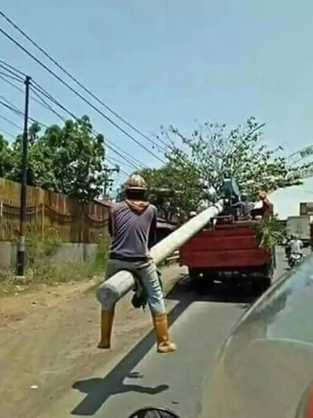 10 Potret Nyeleneh Orang Numpang Kendaraan di Jalan Ini Aksinya Absurd Banget