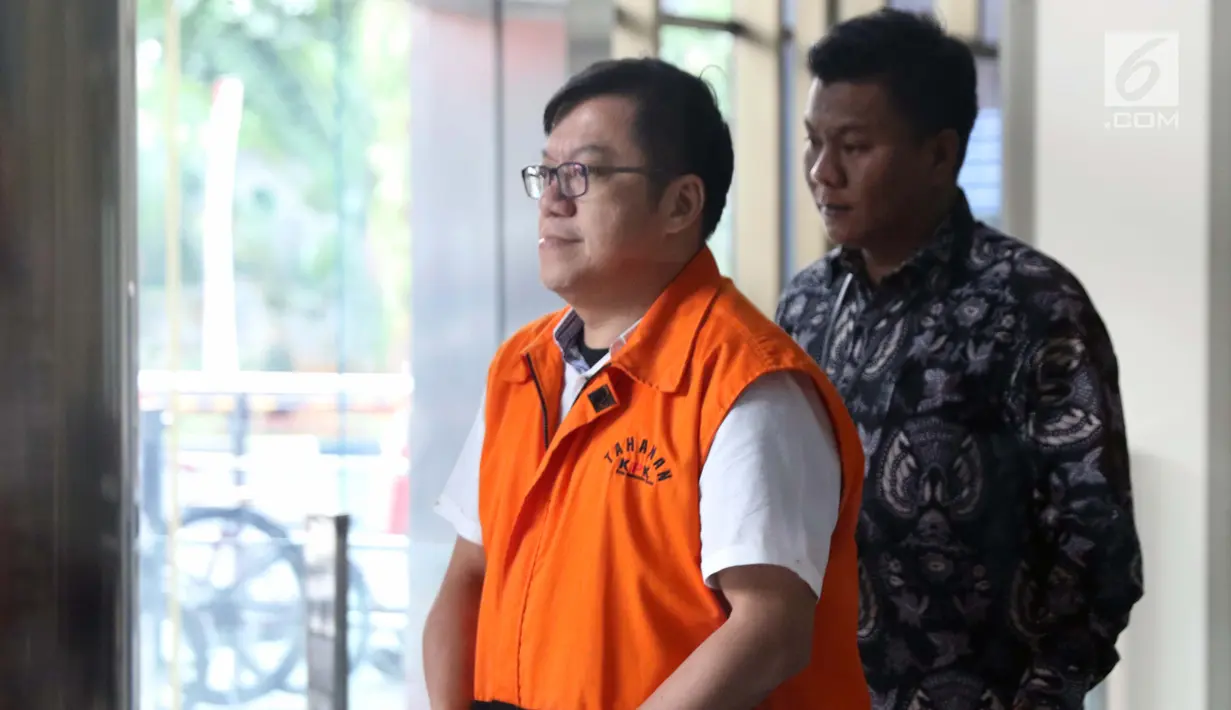 Tersangka dugaan korupsi proyek jalan di Kabupaten Jayapura, David Manibui (kiri) usai pemeriksaan lanjutan di Gedung KPK, Jakarta, Jumat (9/8/2019). Ia diperiksa sebagai tersangka suap pengadaan pekerjaan peningkatan di Jayapura APBD-P Pemprov Papua TA 2015. (Liputan6.com/Helmi Fithriansyah)