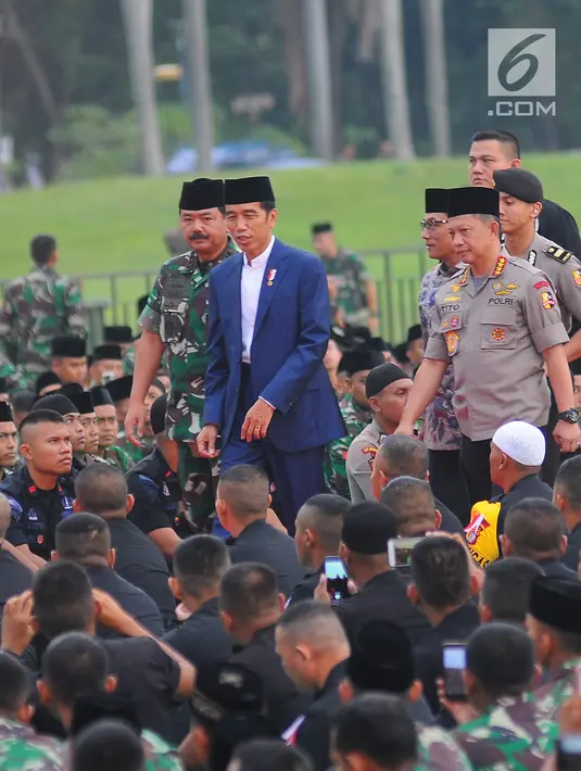 Presiden Joko Widodo bersama Panglima TNI Marsekal Hadi Tjahjanto dan Kapolri Jenderal Tito Karnavian tiba menghadiri buka puasa bersama dengan Keluarga Besar TNI - Polri dan Masyarakat di Lapangan Monas, Jakarta, Kamis (16/5/2019). (Liputan6.com/Angga Yuniar)
