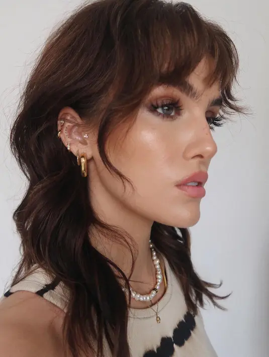 Indigo cocok dengan poni shag. Pribadi yang ingin tahu, spiritual, dan empati. Aura indigo sangat nyaman di dunia batin mereka, pribadi ini percaya diri dan rambut mereka biasanya adalah perpanjangan dari sifat ini. Mereka tidak takut dengan tekstur rambut berombak dan potongan yang lebih offbeat, jadi poni shag adalah pilihan sempurna. Poni shag memadukan tekstur shag menjadi pinggiran dan bisa dikenakan dengan rambut shaggy yang sama atau lapisan panjang yang mengalir. Mereka juga bisa tertarik pada pilihan warna yang lebih berani, mungkin beberapa warna indigo dengan balayage. Foto: Instagram.