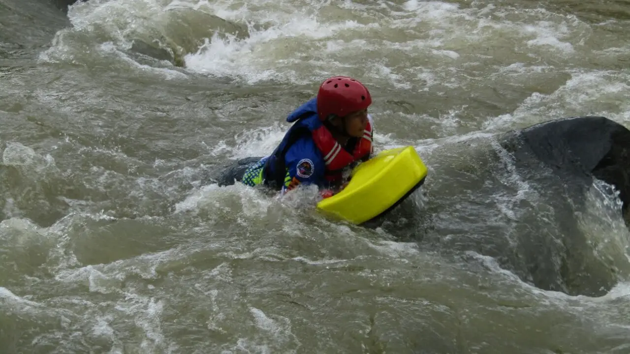 Uji Adrenalin Pagi Hari di Arus Deras Sungai Cikangean