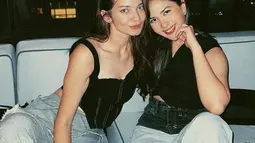 Selama ini, keduanya memang dikenal menjalin persahabatan. Lewat Instagram pribadi masing-masing, dua aktris cantik ini sering mengunggah momen kebersamaan. Tak hanya berdua, dalam persahabatan mereka juga ada Febby Rastanty dan Yuki Kato. (Liputan6.com/IG/@enzystoria)