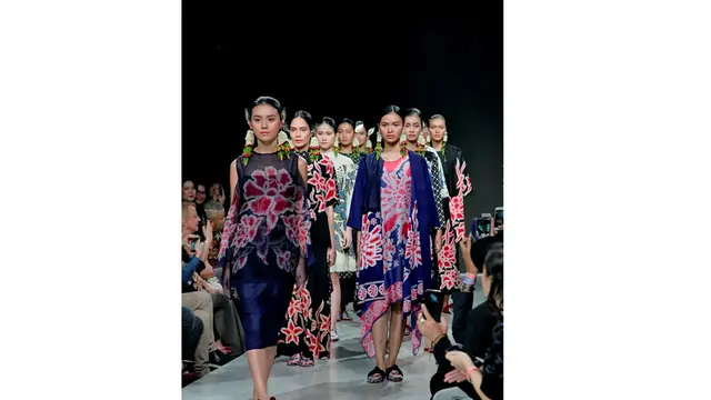 Iwan Tirta Private Collection di Plaza Indonesia Fashion Week 2018