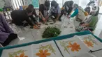 Anak berkebutuhan khusus (ABK) mengikuti pelatihan  ecoprint dari dedaunan  di Pasar Gintung, Tangerang Selatan, Banten, Selasa (13/6/2023). (merdeka.com/Arie Basuki)