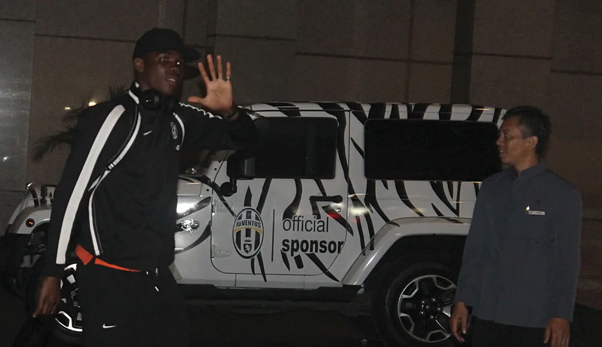 Pemain Belakang Juventus, Angelo Ogbonna, melambaikan tangan ke arah Juventini yang menyambut kedatangannya di Jakarta, (4/8/2014). (Istimewa) 
