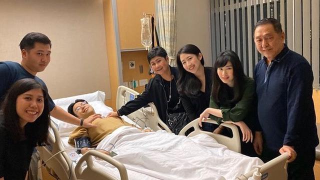 Potret Kondisi Terbaru Vidi Aldiano Usai Operasi Pengangkatan Kanker Ginjal (sumber: instagram/indrawatiacin)