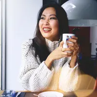 Ilustrasi perempuan cantik optimis/copyrightshutterstock/JKstock