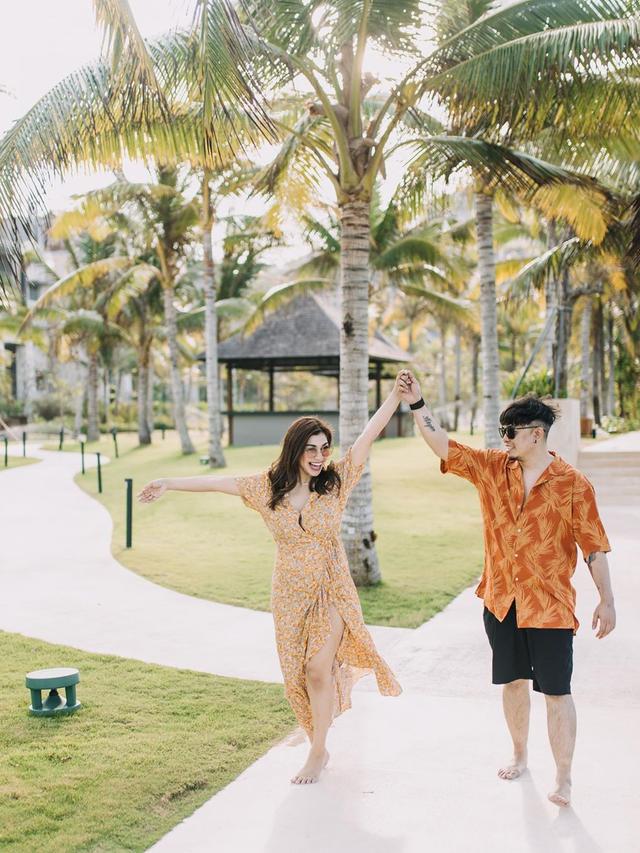6 Momen Manis Nisya Ahmad dan Suami saat Liburan di Bali, Habiskan Waktu Berdua