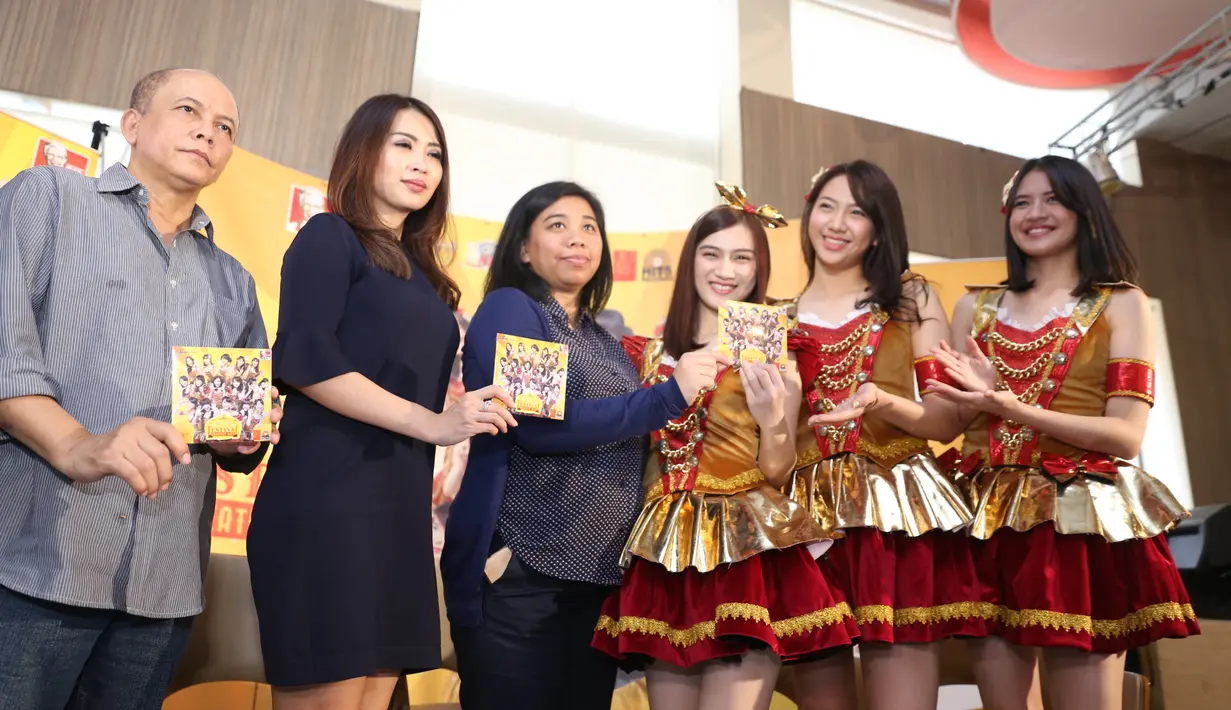 Selain menuturkan harapan untuk album barunya, para personil JKT 48 juga menceritakan komposisi lagu yang terdapat di album barunya itu. Lagu-lagu di album itu diambil dari single mereka yang popular. (Nurwahyunan/Bintang.com)