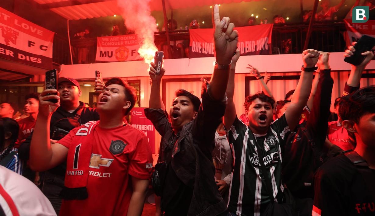 <p>Fans Manchester United melakukan selebrasi saat acara Roaring night MU vs Liverpool di Pitch 98, Kemang, Jakarta Selatan, Minggu (7/4/2024). (Bola.com/M Iqbal Ichsan)</p>